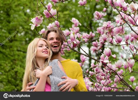Картинки о весне и любви Романтическая пара в любви в саду весной на Цветущая магнолия
