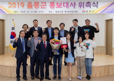 아님 그 철면피 가족들이던가 박수홍 까려거든 박수홍 가족들 먼저 까시길ㅋ. 방송인 박수홍, 아버지 고향 울릉군 홍보대사 맡아 | 연합뉴스
