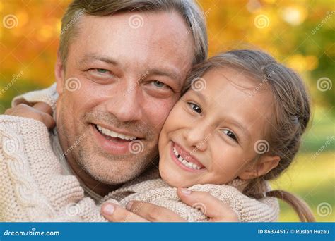 Padre E Hija Felices Imagen De Archivo Imagen De Exterior 86374517