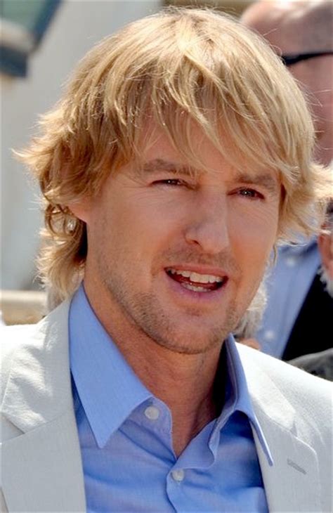 Someone in a discussion forum described it as one that appears as though there is a piece of tape running across it. Owen Wilson - Wikipedija