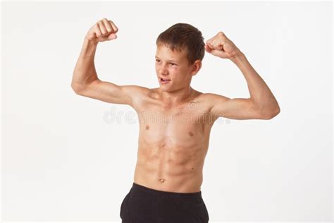 Jugendlicher Mit Den Muskeln Gefühle Des Siegers Stockbild Bild Von Mann Konkurrenz 122176063