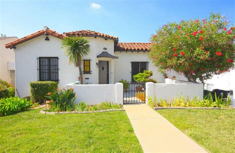 Front Courtyard In California Spanish Bungalow Home Spanishstylehomes In 2019 Spanish