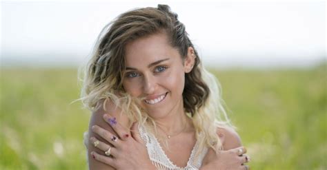 Miley Cyrus Giver Fingeren Til Provokationslysten På Countrybegejstret
