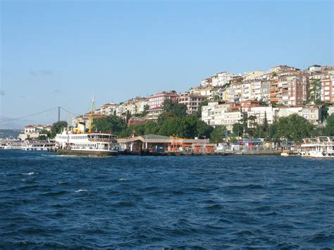 The city straddles the bosphorus strait, an. Info • photo de istanbul turquie • Voyages - Cartes