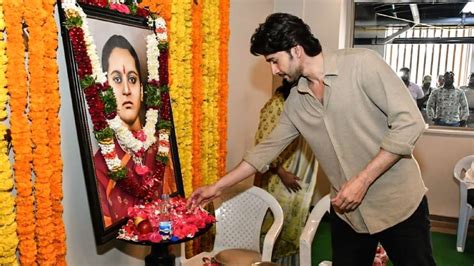 Mahesh Babu Emotional At His House On Day Indira Devi Krishna
