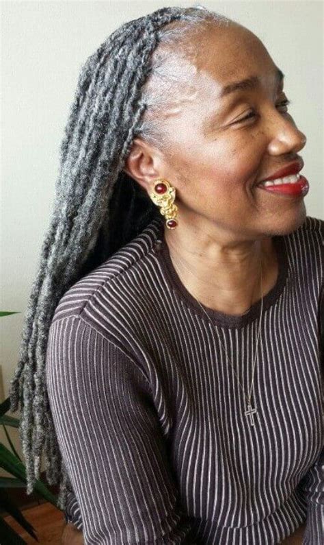 Hairstyle above 60 doesn't mean hiding your grey hair. Frisuren 2020, Hochzeitsfrisuren, Nageldesign 2020, Kurze ...