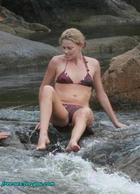 Charlize Theron Show Her Great Body In Bikini Porn Pictures Xxx Photos Sex Images 3249161