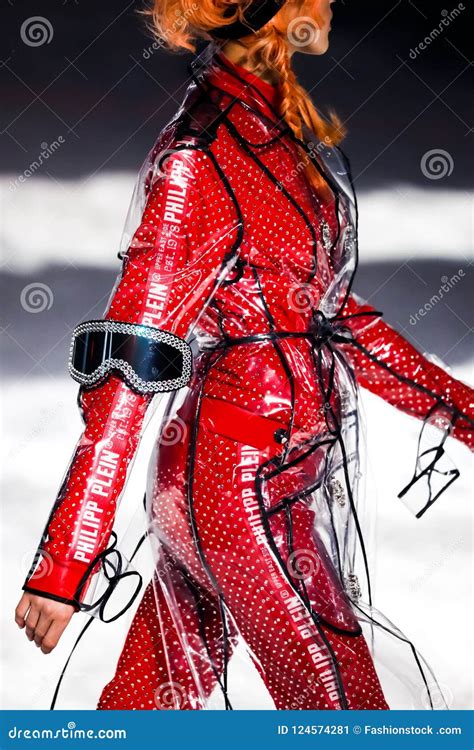 un modelo camina la pista en el desfile de moda de philipp plein foto editorial imagen de ropa