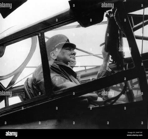 Winston Churchill Dans Un Avion Léger Pour Observer La Bataille De Normandie Depuis Les Airs