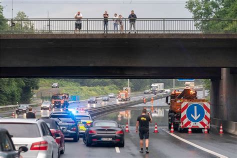 In #nrw östlich von #dortmund bereits trocken, ab #mitternacht zuletzt in der #eifel besserung in sicht! Starkregen sorgt in NRW für Chaos - Wetterdienst warnt vor ...