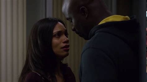 ‘the Defenders Luke Cage And Claire Temple Share Intense Kiss In Set Photo