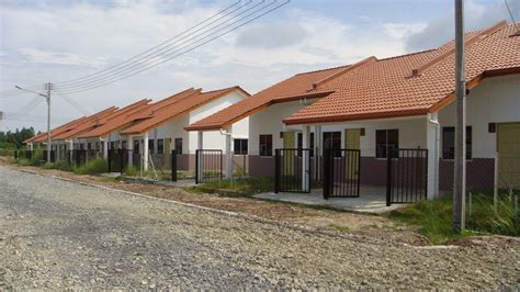 Housing in malaysia is similar in style and types with singapore housing, but cheaper and bigger houses and apartments, due to lower land prices and lower salaries. Houses/Properties for Sale, Rent & Invest mainly in Miri ...