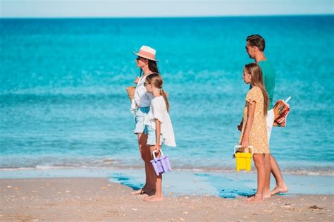 Familia Feliz En Una Playa Durante Las Vacaciones De Verano Foto Premium