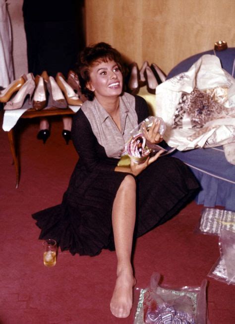 Sophia Loren Trying On Shoes Sophia Loren Celebrities Actresses