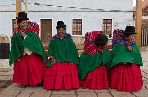 24 Hours In Pictures Bolivian Women Traditional Dresses Bolivia