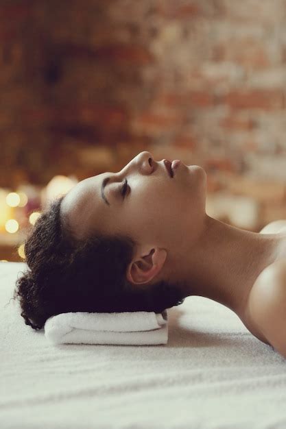 Mulher Afro Americana Recebendo Uma Massagem Relaxante No Spa Foto Grátis