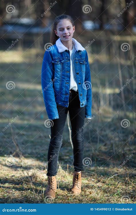 Retrato Completo Da Menina Do Adolescente De Doze Anos No Parque Foto De Stock Imagem De