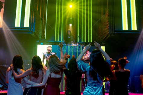 一群人在迪斯科夜总会跳舞高清图片下载 正版图片306615033 摄图网