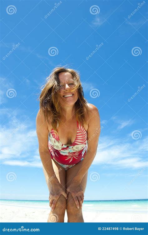 donna matura sexy alla spiaggia tropicale fotografia stock immagine di lifestyle nubi 22487498