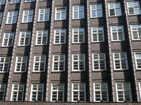 Das chilehaus ist ein 1922 bis 1924 erbautes kontorhaus im hamburger kontorhausviertel. File:Hamburg.Chilehaus.Fassade.standard.wmt.jpg ...