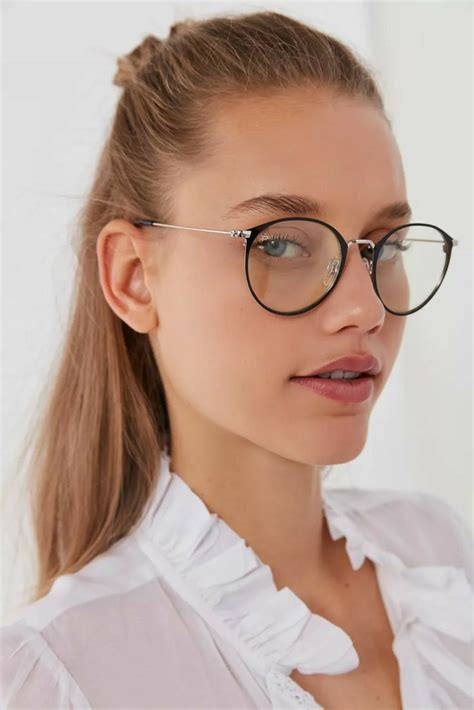 pin en girls with glasses