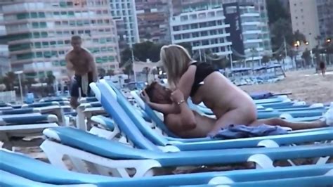 Un Couple Amateur En Chaleur Se Fait Prendre En Train De Faire L Amour Sur Une Plage Espagnole