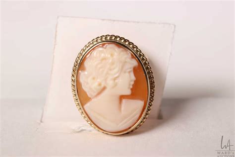 Delicate English Made 9ct Yellow Gold Carved Cameo Broochpendant