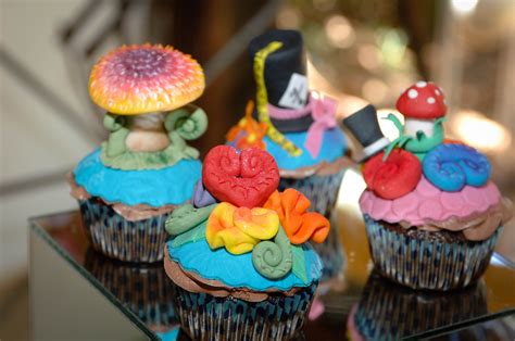 What a fun fun birthday party idea it was ! Alice in Wonderland Cupcakes | Alice in wonderland ...