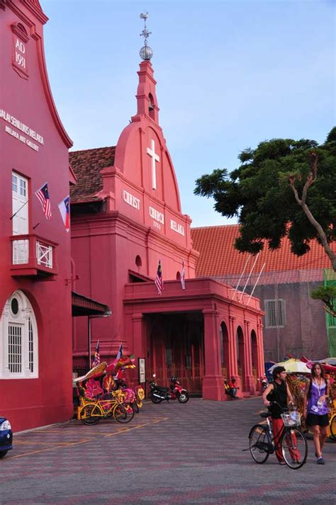 Ada sejarah yang unik tentang soto ini. Gedung Bersejarah dan warna merah adalah ciri khas Kota ...