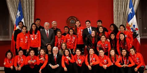 Como es de suponer, organizar un partido clase a. La Roja Femenina tuvo su homenaje en La Moneda tras ...