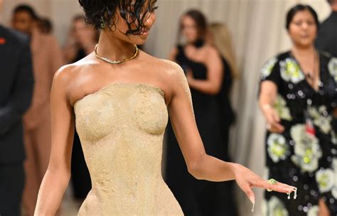 Tyla Soprende Con Un Vestido Hecho De Arena En La Met Gala