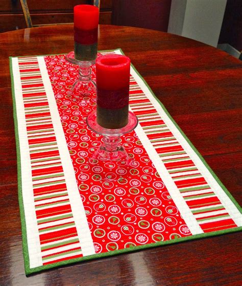 This is also an awesome idea for a handmade gift, without a doubt! christmas table runner patterns free - Google Search | Christmas table runner pattern, Christmas ...