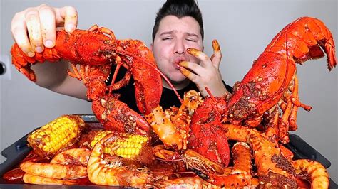 Seafood Boil King Crab Legs Whole Lobsters Jumbo Shrimp Sausage Potatoes Corn MUKBANG