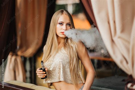 Sexy Girl Smokes Electronic Cigarette The Model Vaper Vaping A Vaporizer Vaping Stock Foto