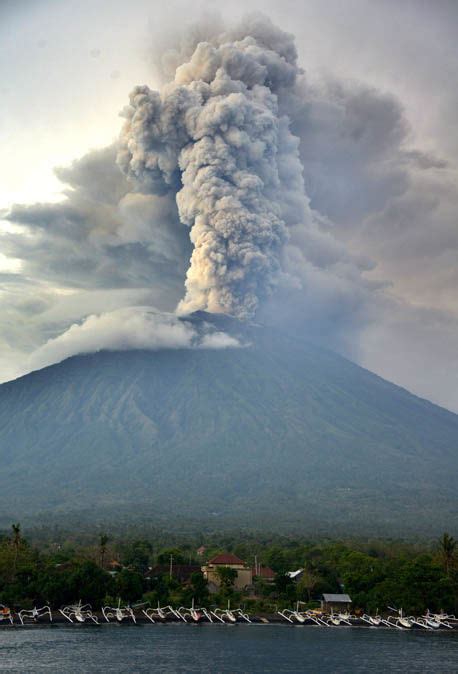 Stunning photos of the volcano mount agung erupting on may 24. MuskegonPundit: Bali volcano slow global warming: Mount ...