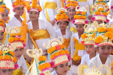 wisman takjub 1 500 penari tampil di festival nusa penida 2017