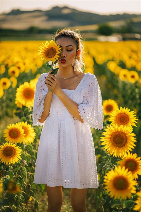 White Dresses To Live In For The Rest Of Summer Notjessfashion Sunflower Photography