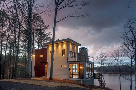Modern Lake House In Alabama Blends Well Into Its Surroundings