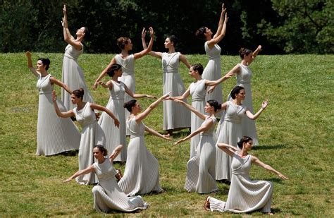 Στα Τρία Athina Womens Ritual Dancing In The Heart Of Post Crisis