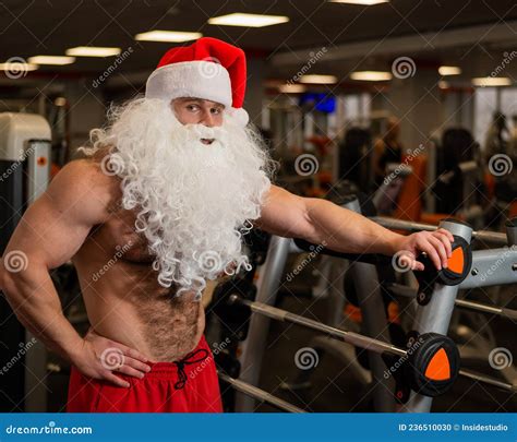 Santa Claus En El Gimnasio Hombre Musculoso Con Un Torso Desnudo Haciendo Ejercicios Con