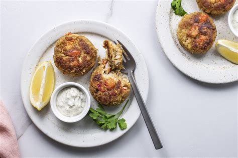 Make Your Own Classic Maryland Style Crab Cakes With This Recipe