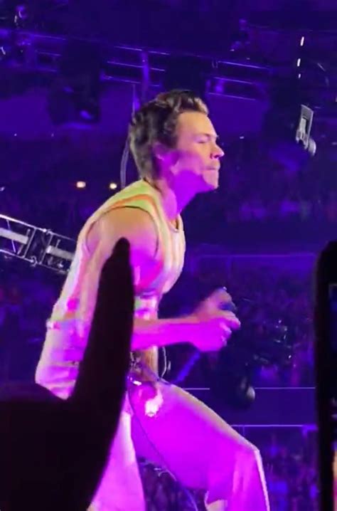 َharry Today 🌟🕺🏻 On Twitter In 2022 Love On Tour Eye Contact Eyes
