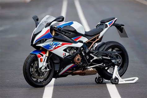 Bmw s1000rr is a race oriented sport bike initially made by bmw motorrad to compete in the 2009 superbike world championship, that is now in commercial production. BMW S 1000 RR: un nuovo richiamo per la supersportiva ...