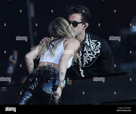 Miley Cyrus Kisses Guitarist Mark Ronson While Performing On The Fifth