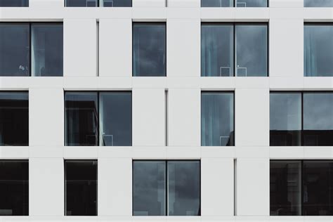 무료 이미지 건축물 유리 도시의 선 기업 정면 푸른 외부 현대 사무실 건물 인테리어 디자인 창문들 대칭