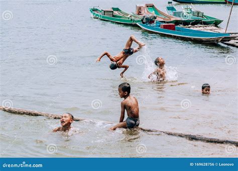 Nong Khiaw Laos May 2019 Lao Boys Having Fun In Mekong River