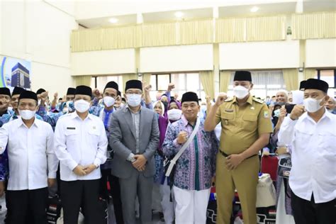 Gubernur Jawa Barat Ridwan Kamil Dan Plt Walikota Bekasi Tri Adhianto