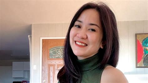 Pose Tante Ernie Pakai Bodysuit Merah Bikin Salfok Netizen Meliuk