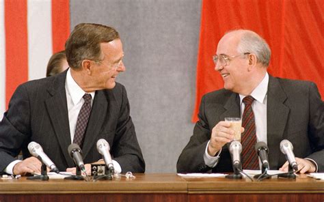 49 au moment où, le 11 mars 1985, gorbatchev est élu secrétaire général du parti et devient donc le premier personnage de l'urss, il est confronté à trois problèmes de sécurité extérieure : Gorbachev says Bush warned him of 1991 coup - News - World ...