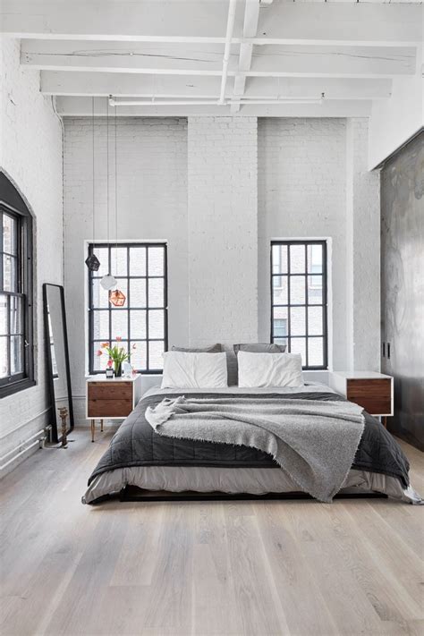 Grått og hvitt soverom med store vinduer | Bedroom interior